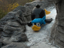 Pingouin en polyester sur le tobogant.