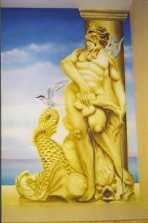 Trompe l'oeil de la statue du dieu de la mer, avec son trident. Un sterne artique est perché sur la sculpture du dauphin.
