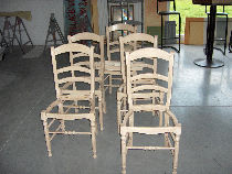 Chaises (meuble d'autrefois) peintes en écru et patine de vieillisage.