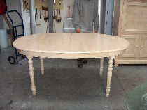 Table (meuble d'autrefois) peinte en écru et patine de vieillisage.