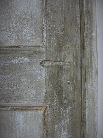  Détail de portes peintes à la caséine, glacis à une couleur et légère dorure sur les moulures.