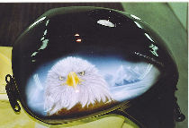  Réservoir de moto : portrait d'aigle sur fond de montgnes enneigées.