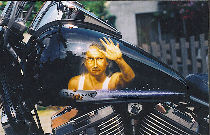 Custom moto : Portrait du propriétaire peint sur le réservoir (côté gauche).