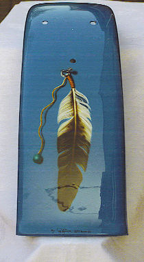 Peinture personnalisée d'une plume d'indien sur un garde boue de moto.