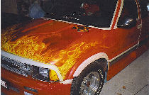 Carrosserie d'un pick up avec une peinture personalisée imitant les flammes (travail en cours).