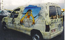 La camionette Berlingo de Maryline, en faux marbre, avec auto-portrait.