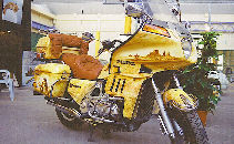 Gold Wing Honda personnalisée avec un décor de désert,portrait d'indien, chevaux,... sur patine marbrée.