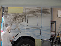 Travail de décoration d'un camion en cours de réalisation à l'aérographe.