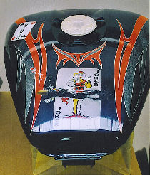 Réservoir de moto peint : Jocker.